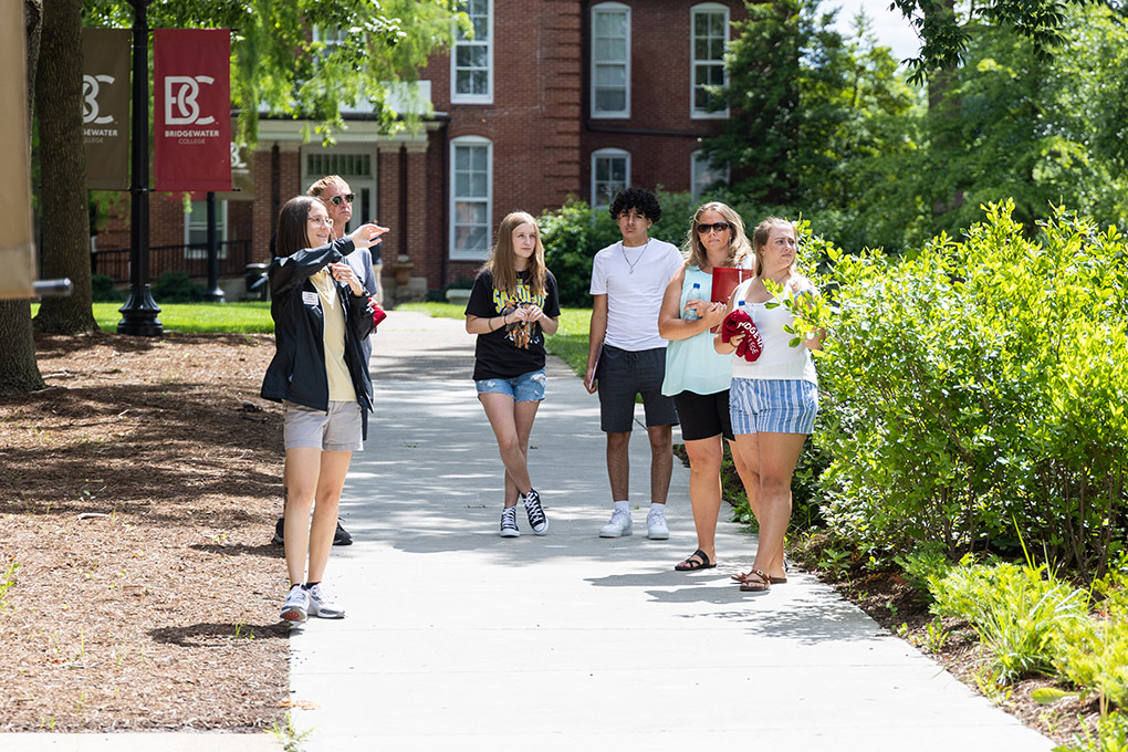Prospective students tour Bridgewater College's campus.