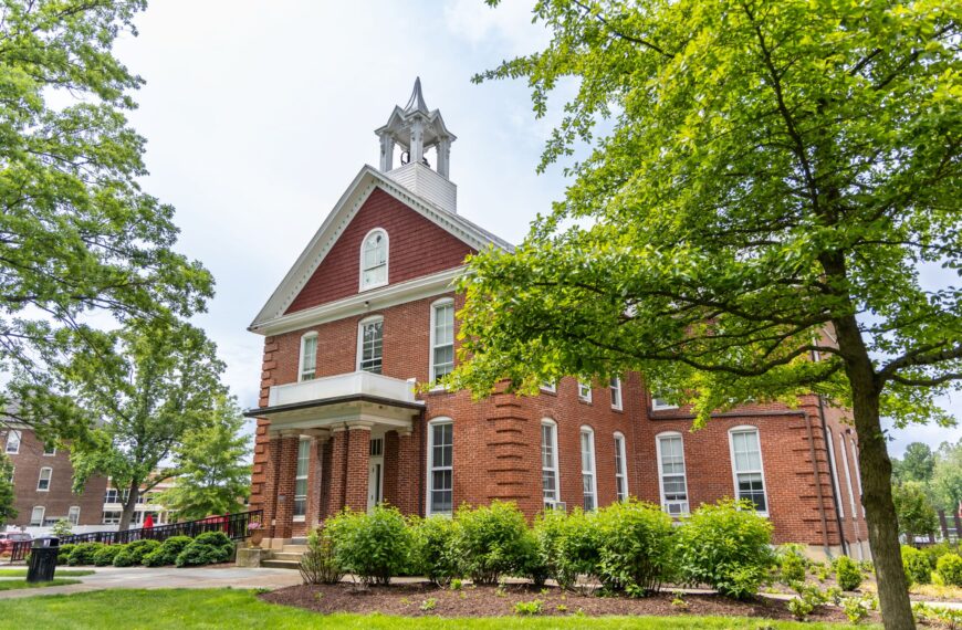 An image of Memorial Hall on Bridgewater College's campus.
